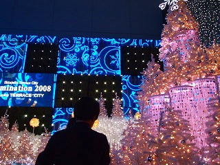 一緒にデートした年下女性を抱きしめている瞬間